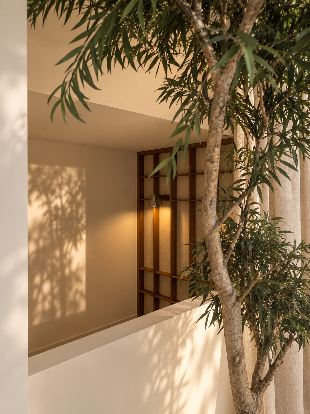 Zona tatami de inspiración Japandi en CON·TEMPO con iluminación cálida, celosía de madera y vegetación natural.
